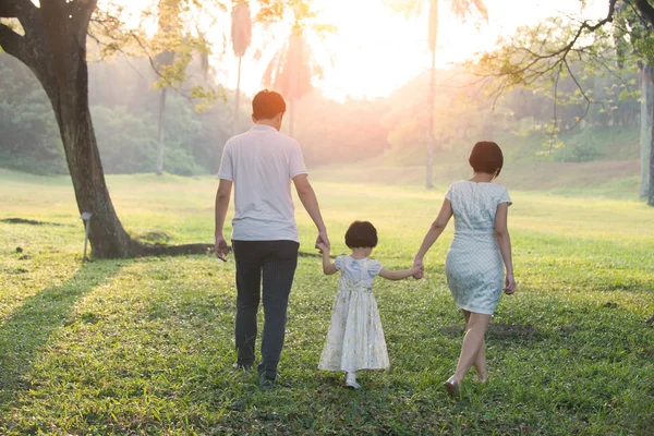 Family in green park — Stock Photo, Image