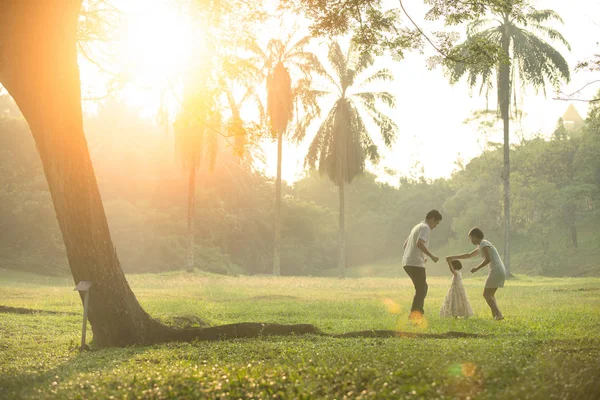 Família feliz no parque verde — Fotografia de Stock