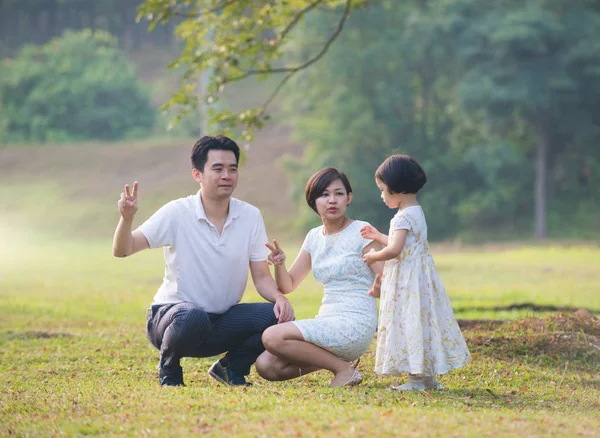 Feliz asiático familia en parque — Foto de Stock