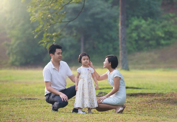 Família feliz no parque — Fotografia de Stock