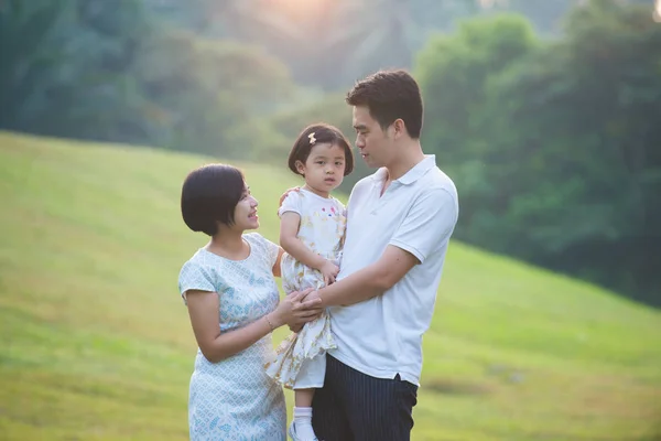 Gelukkig aziatisch familie — Stockfoto