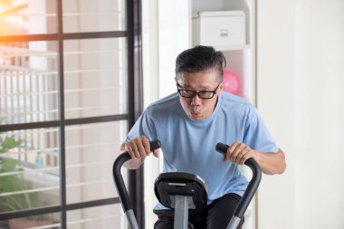 spor salonunda Asyalı adam