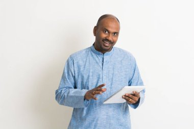 Dijital tablet kullanan adam 