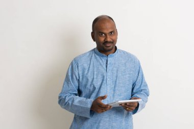 Hintli adam dijital tablet kullanma 