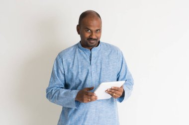 Hintli adam dijital tablet kullanma 