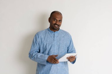 Hintli adam dijital tablet kullanma 