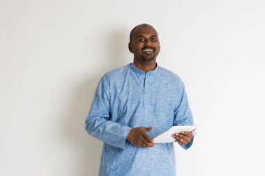 Hintli adam tablet kullanma 