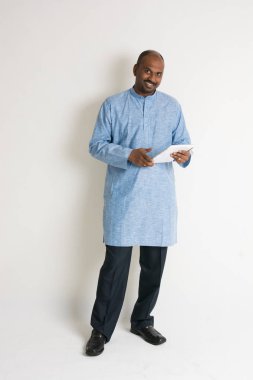 Hintli adam tablet kullanma 