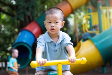 Açık oynayan çocuk