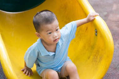 Asyalı çocuk parkta oynarken