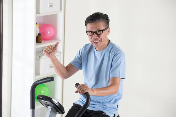 Azjatycki człowiek w siłowni — Zdjęcie stockowe