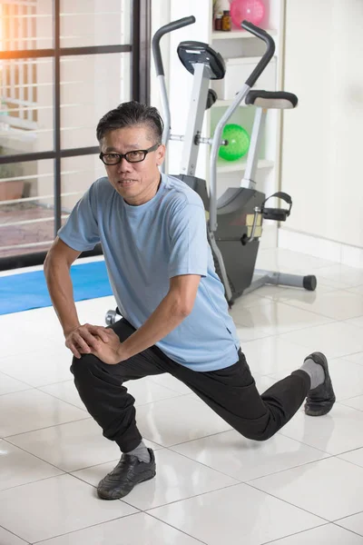 Senior im Fitnessstudio — Stockfoto