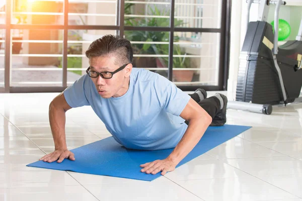 Senior im Fitnessstudio — Stockfoto