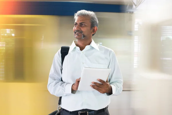 Індійський чоловік, використовуючи цифровий планшетний — стокове фото