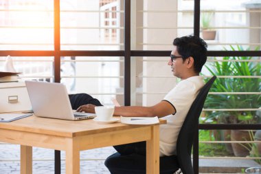 ofiste çalışan Hintli erkek