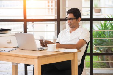 ofiste çalışan Hintli erkek