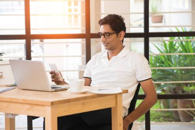 ofiste çalışan Hintli erkek