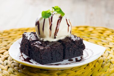 Çikolatalı kek ve dondurma