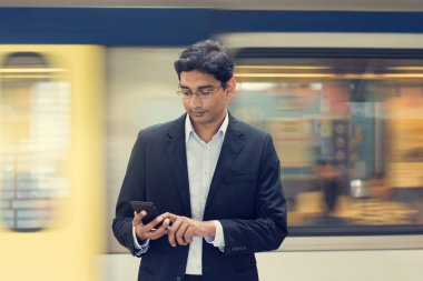 Smartphone kullanarak Hintli işadamı manifatura