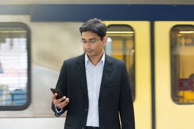 Smartphone kullanarak Hintli işadamı manifatura