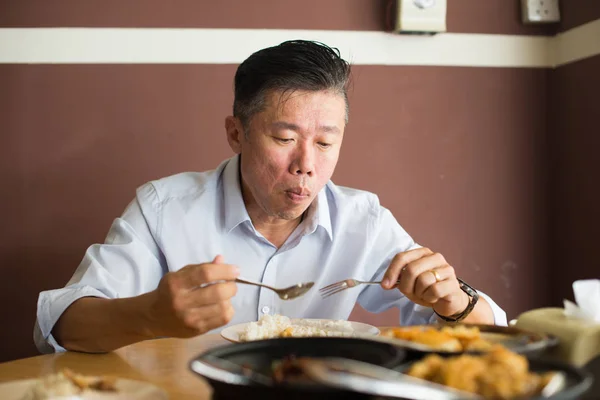 Asiatique mûri homme manger — Photo