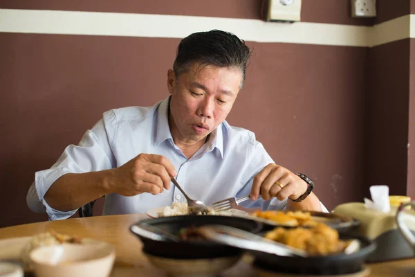 Asiatico maturo uomo mangiare — Foto Stock