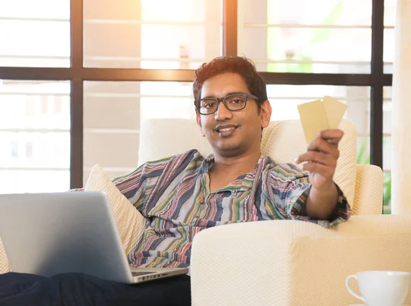 Indischer Mann mit Kreditkarte — Stockfoto