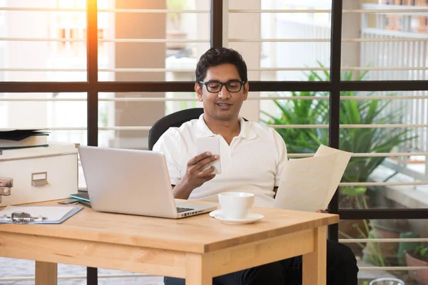 Indisk man arbetar på kontor — Stockfoto