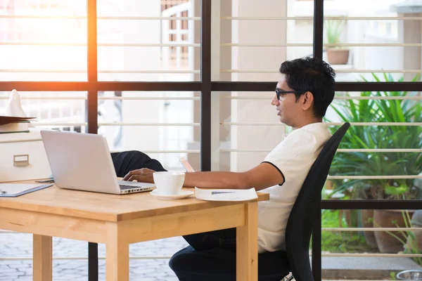 Indischer Mann arbeitet im Büro — Stockfoto