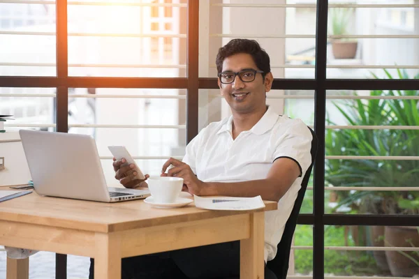 Indické muž pracuje v kanceláři — Stock fotografie