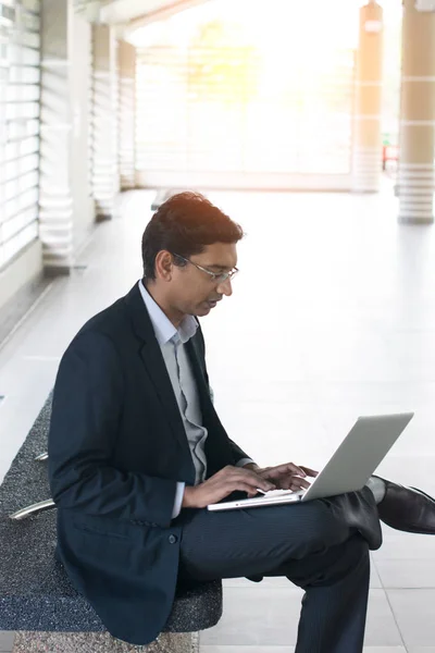 Businessman using tablet computer — Stock Photo, Image