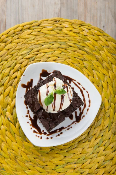 Chocolade brownie en ijs — Stockfoto