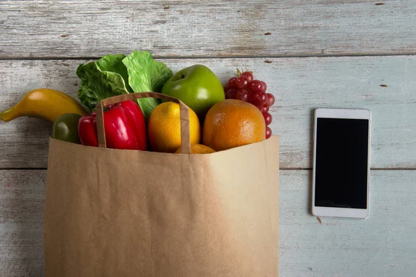 Shopping bag and smartphone — Stock Photo, Image