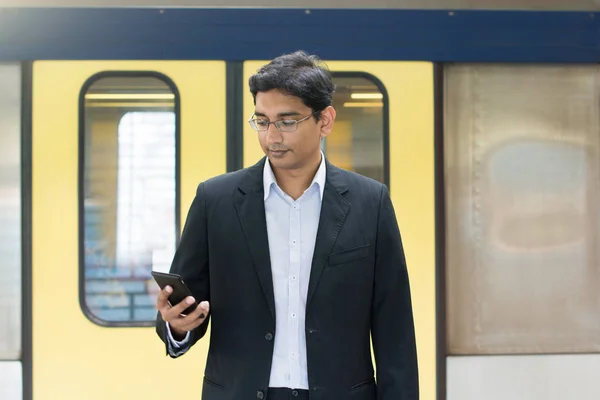 Indischer Geschäftsmann textet per Smartphone — Stockfoto