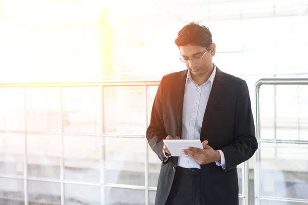 Asiático indio hombre de negocios usando laptop — Foto de Stock