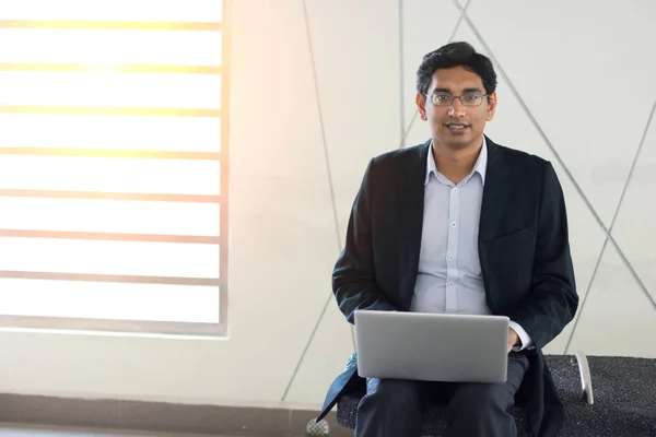 Asiatique Indien homme d'affaires en utilisant ordinateur portable — Photo
