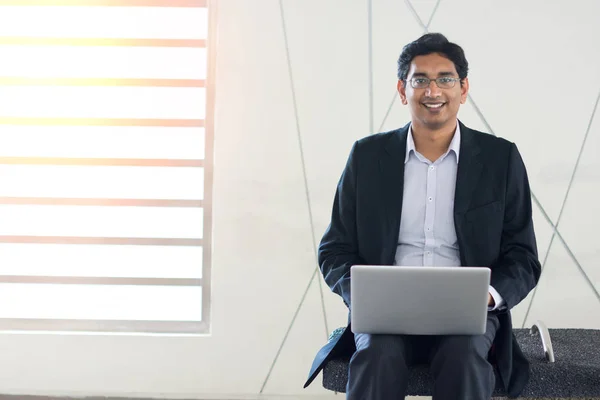 Asijské indický podnikatel pomocí přenosného počítače — Stock fotografie