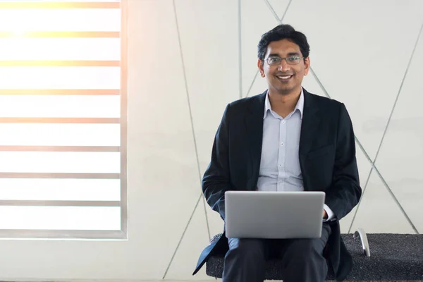 Asiático indiano homem de negócios usando laptop — Fotografia de Stock