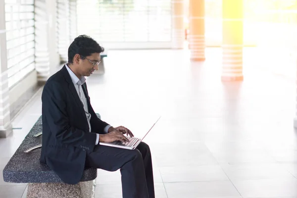Azjatycki biznesmen indyjskiego za pomocą laptopa — Zdjęcie stockowe
