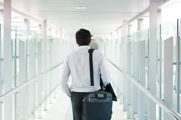 Geschäftsmann zu Fuß am Flughafen lizenzfreie Stockbilder