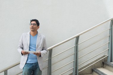 Hint iş erkek ile bir tablet bilgisayar