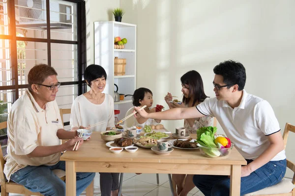 Famiglia cinese che pranza — Foto Stock