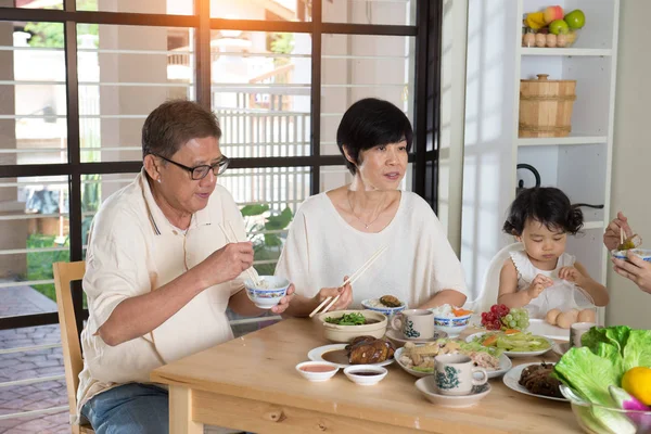 Família chinesa almoçando — Fotografia de Stock