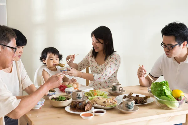 Família chinesa almoçando — Fotografia de Stock