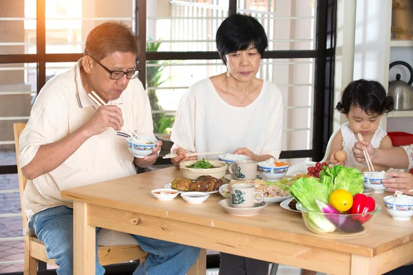 Famiglia cinese che pranza — Foto Stock