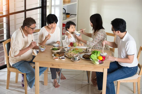 Familia china almorzando — Foto de Stock