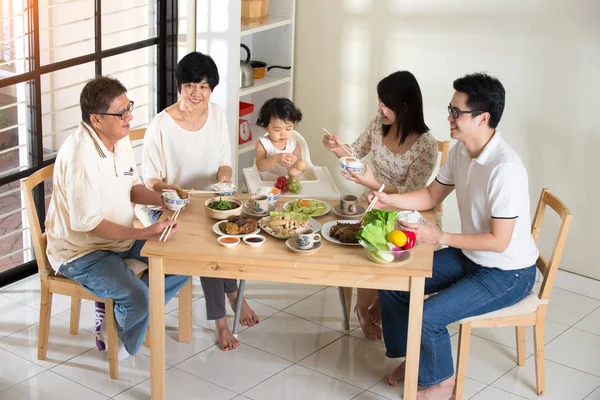 Família chinesa almoçando — Fotografia de Stock