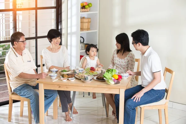 Chinese family having lunch — Stock Photo, Image