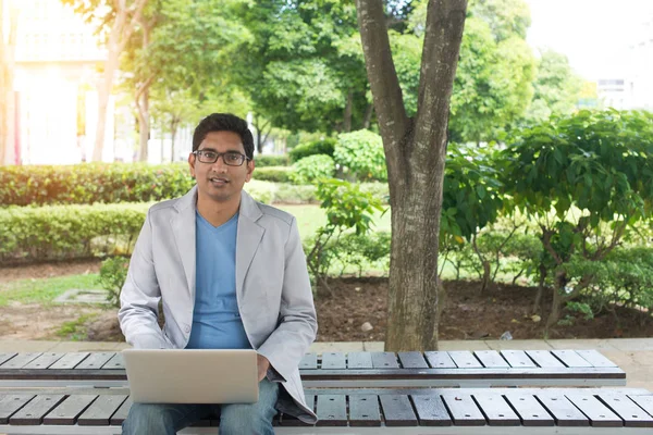 Indischer Geschäftsmann benutzt Laptop im Park — Stockfoto