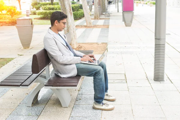 Indiase zakenman met behulp van de laptop in het park — Stockfoto